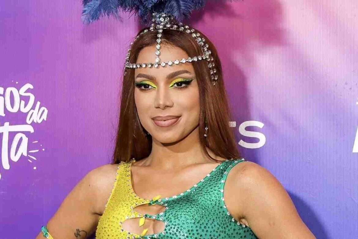 Anitta agita ensaio de Carnaval e dá selinho em Pablo e Jão