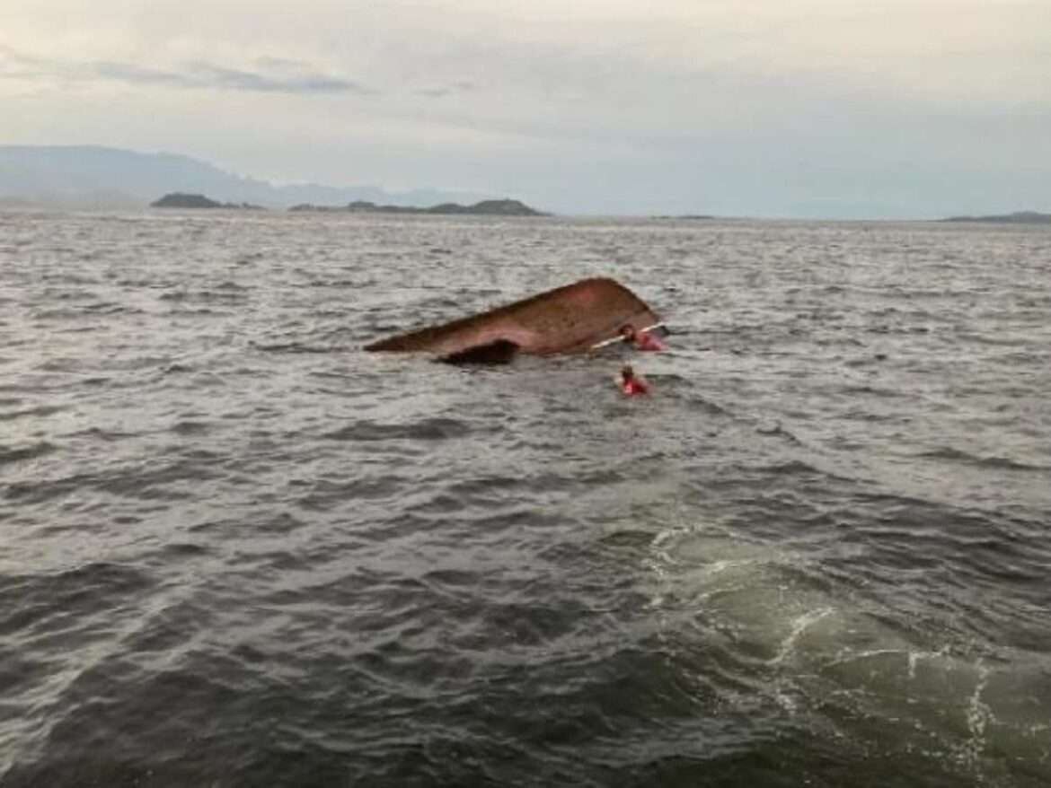 Barco de pescadores afunda na Baía de Guanabara e seis estão desaparecidos