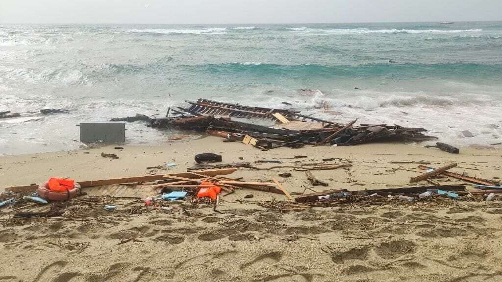 Naufrágio deixa 58 imigrantes mortos na costa sul da Itália