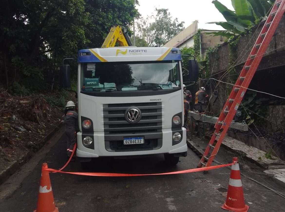 Bairro Flores recebe novos postes e rede elétrica