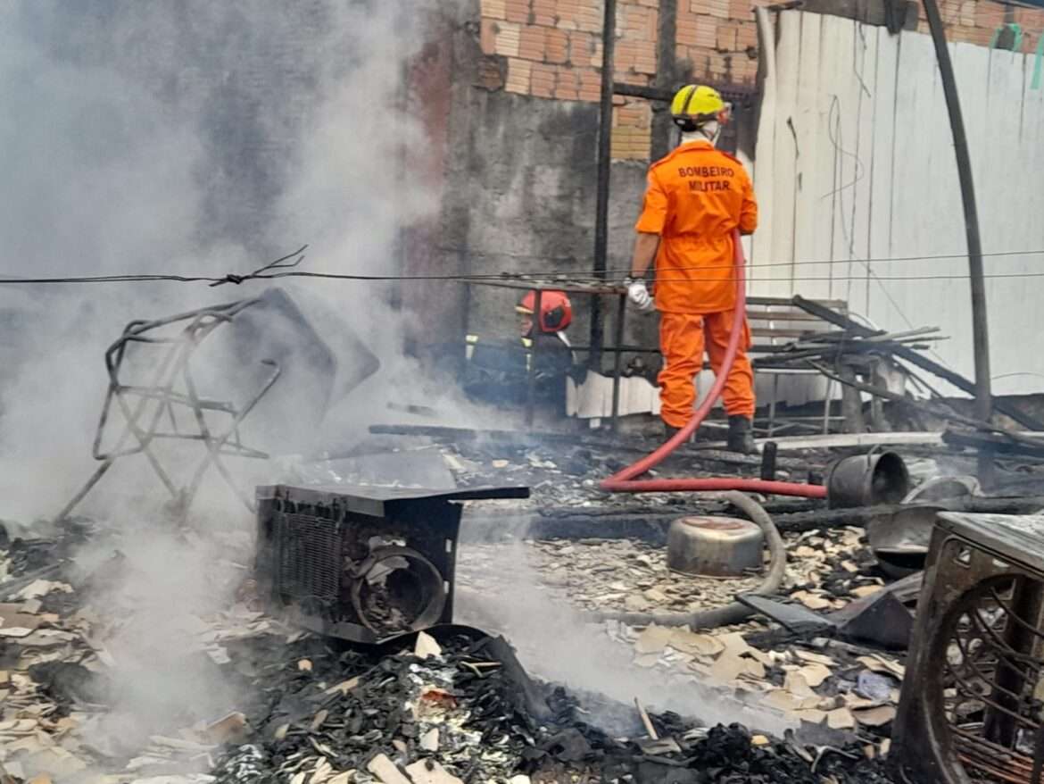 Corpo de Bombeiros evita propagação de incêndios em residências nos bairros São Jorge e Japiim