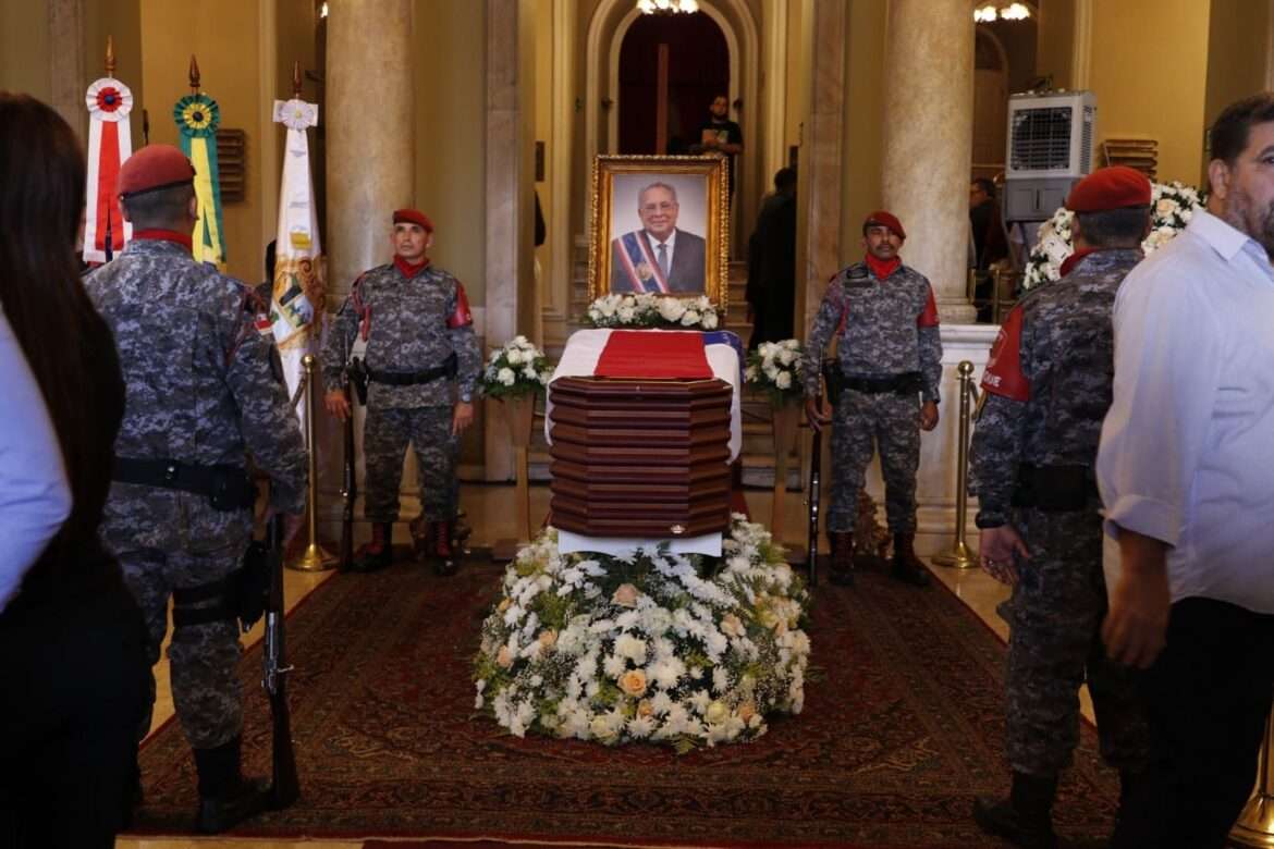 Funeral do ex-governador Amazonino Mendes é realizado no Teatro Amazonas