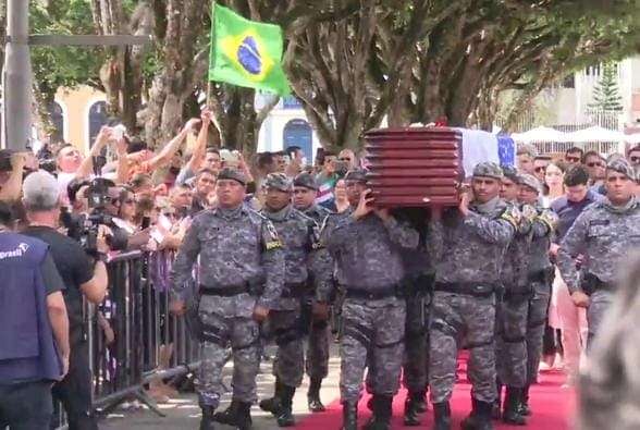 Eleitores e admiradores dão último adeus ao ex-governador Amazonino Mendes