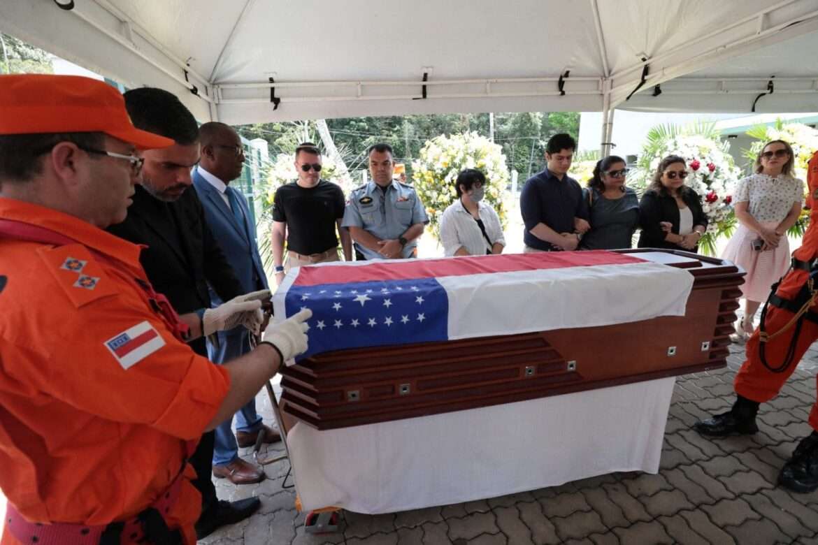 Corpo do ex-governador Amazonino Mendes recebe honras militares