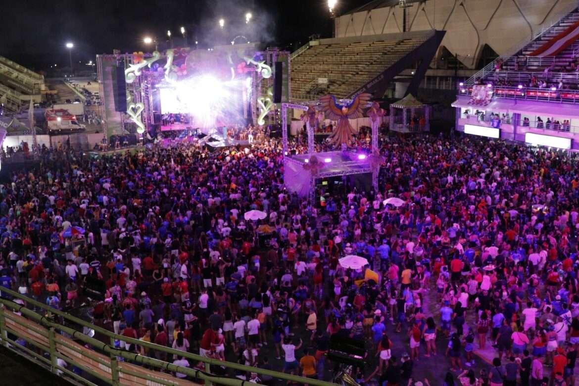 Mais de 10 mil pessoas participam da primeira noite do Carnaboi 2023