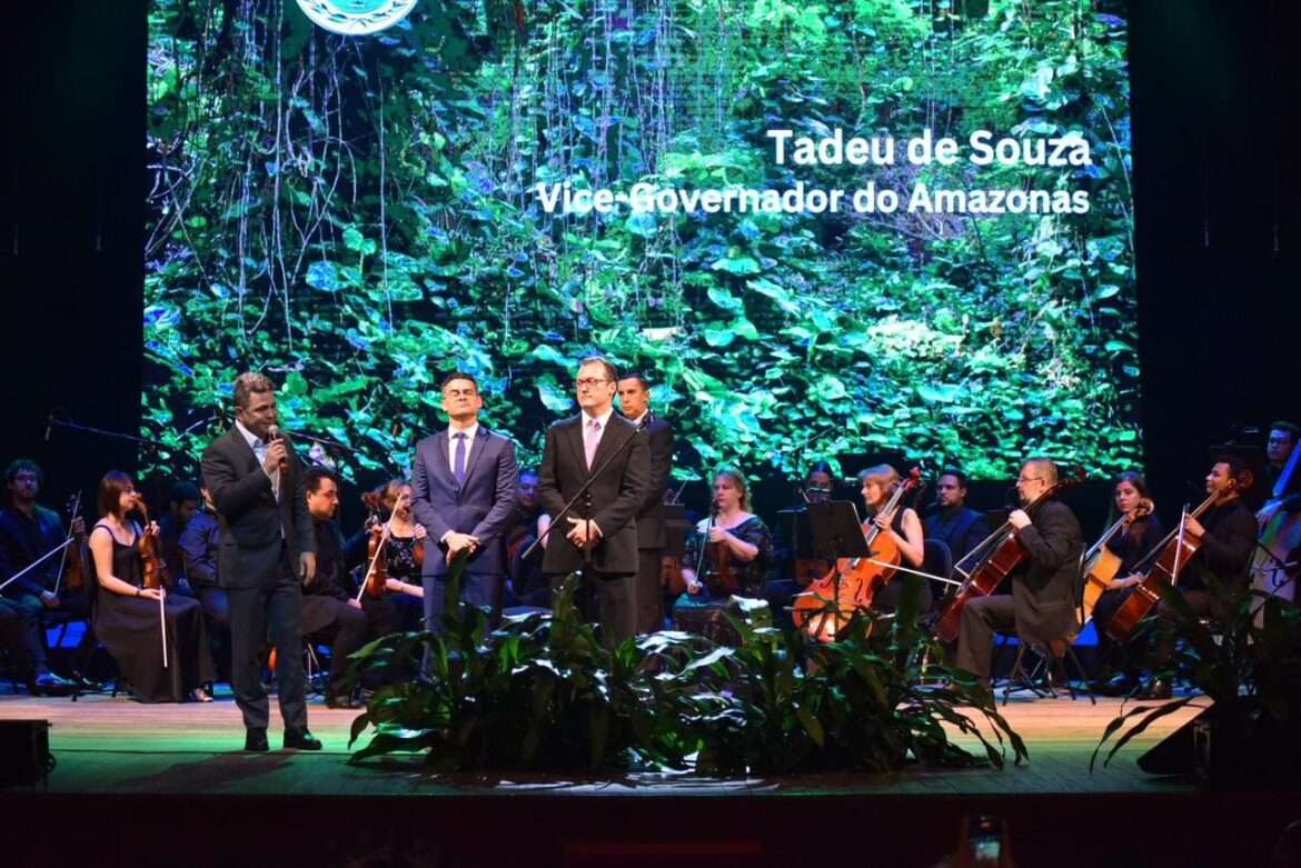 Amazônia recebe primeiro prêmio Nobel de sustentabilidade em solenidade no Teatro Amazonas