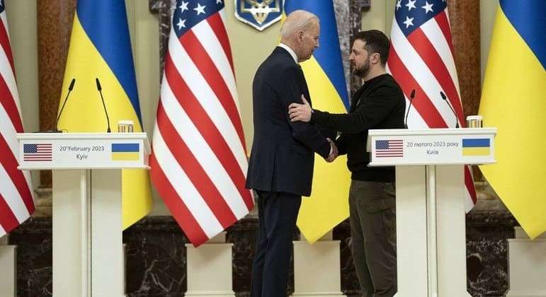 Biden anuncia novas entregas de armas à Ucrânia em visita-surpresa a Kiev