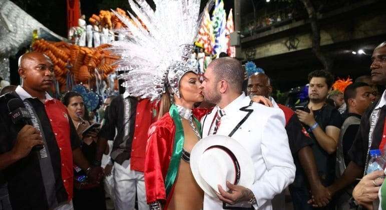 Paolla Oliveira e Diogo Nogueira trocam beijo na concentração antes de desfile