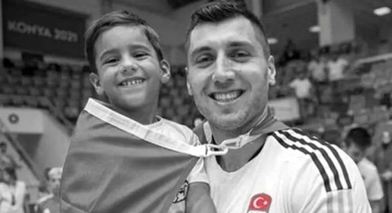 Jogador de handebol da Turquia é encontrado morto ao lado de filho de 5 anos após terremoto