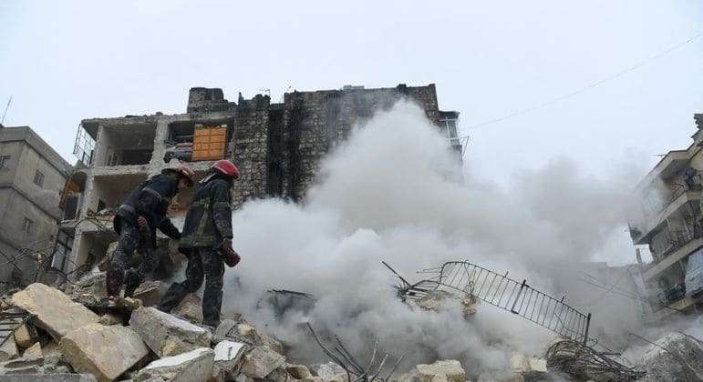 Número de mortos em terremoto na Turquia e na Síria se aproxima de 1.500