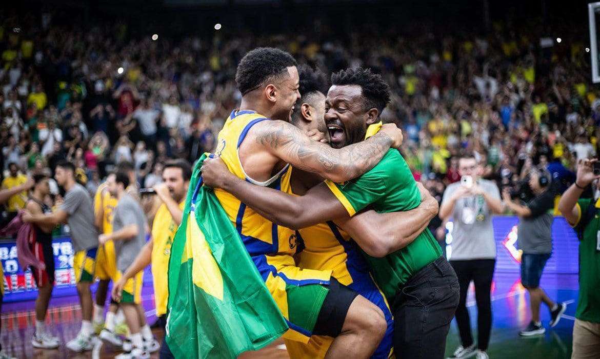 Brasil assegura vaga no Mundial de basquete 2023 com vitória sobre EUA