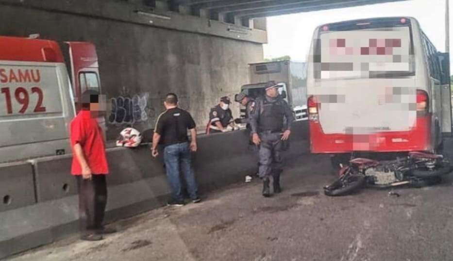 Colisão com caminhão deixa motociclista ferido