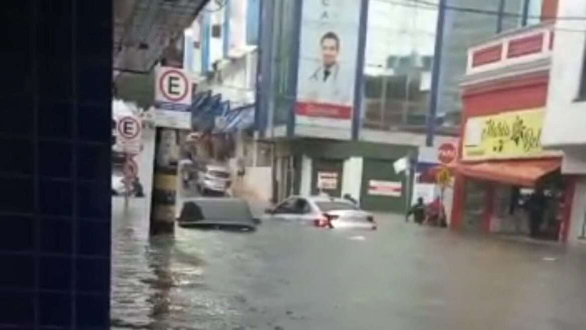 Caos: Manaus é tomada pela chuva e diversas ruas ficam alagadas