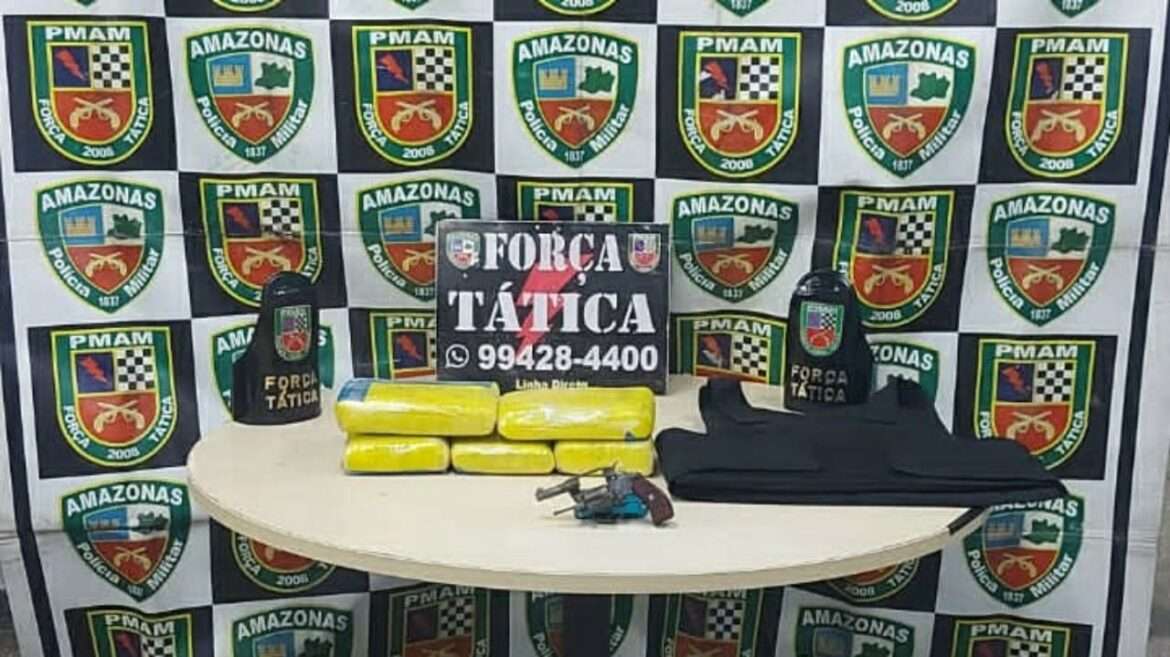 PM aprende drogas e armas área de mata no Trancredo Neves