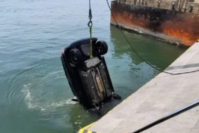 Motorista erra entrada e joga carro no mar em travessia de balsa