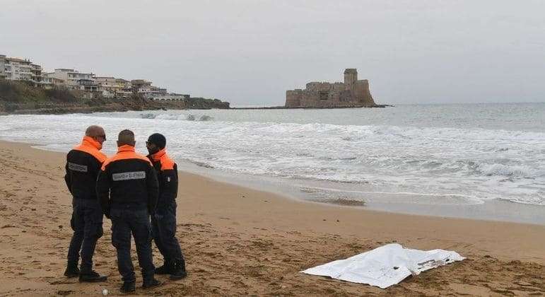 Mais corpos chegam à costa da Itália após naufrágio de embarcação com migrantes