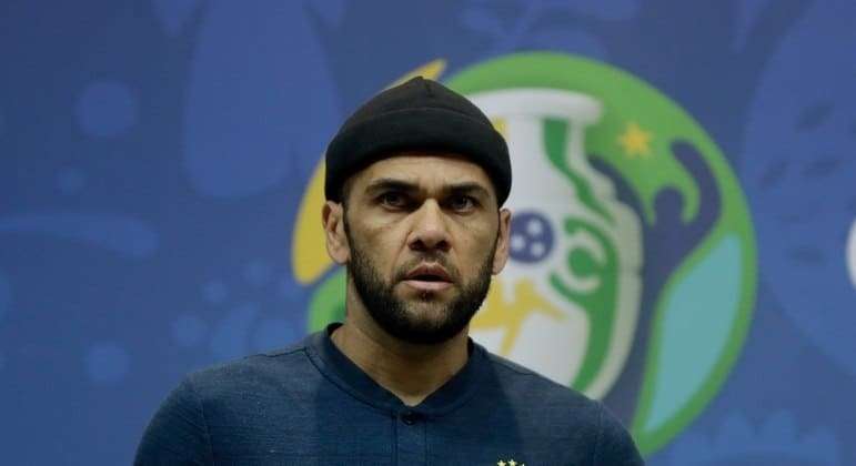 Defesa de Daniel Alves insiste na inocência do jogador e minimiza risco de fuga