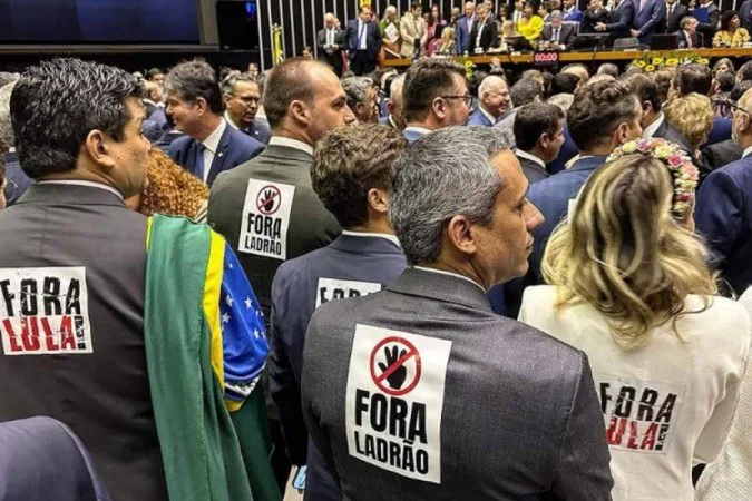 Deputados federais do PL usam adesivos contra Lula durante a posse