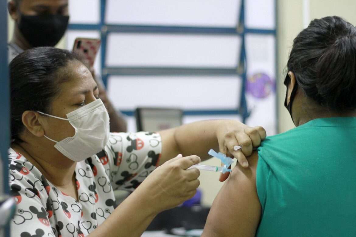 Prefeitura de Manaus inicia aplicação da vacina bivalente contra a Covid-19 nesta quarta-feira (15)