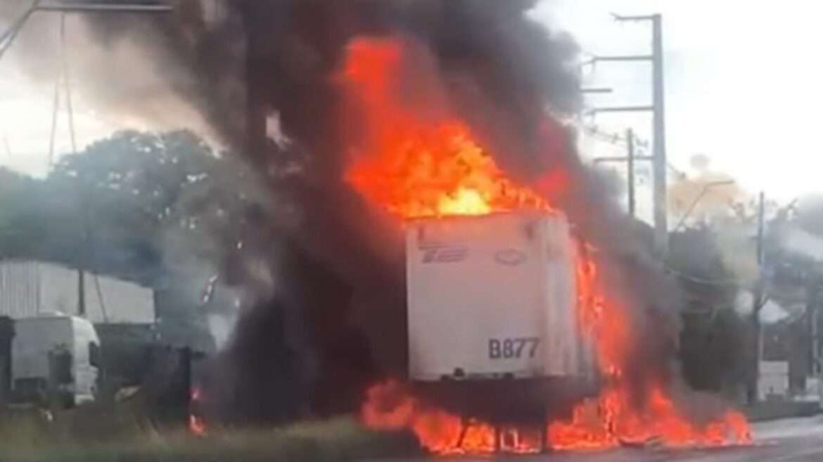 Carreta é consumida pelo fogo na avenida torquato tapajós