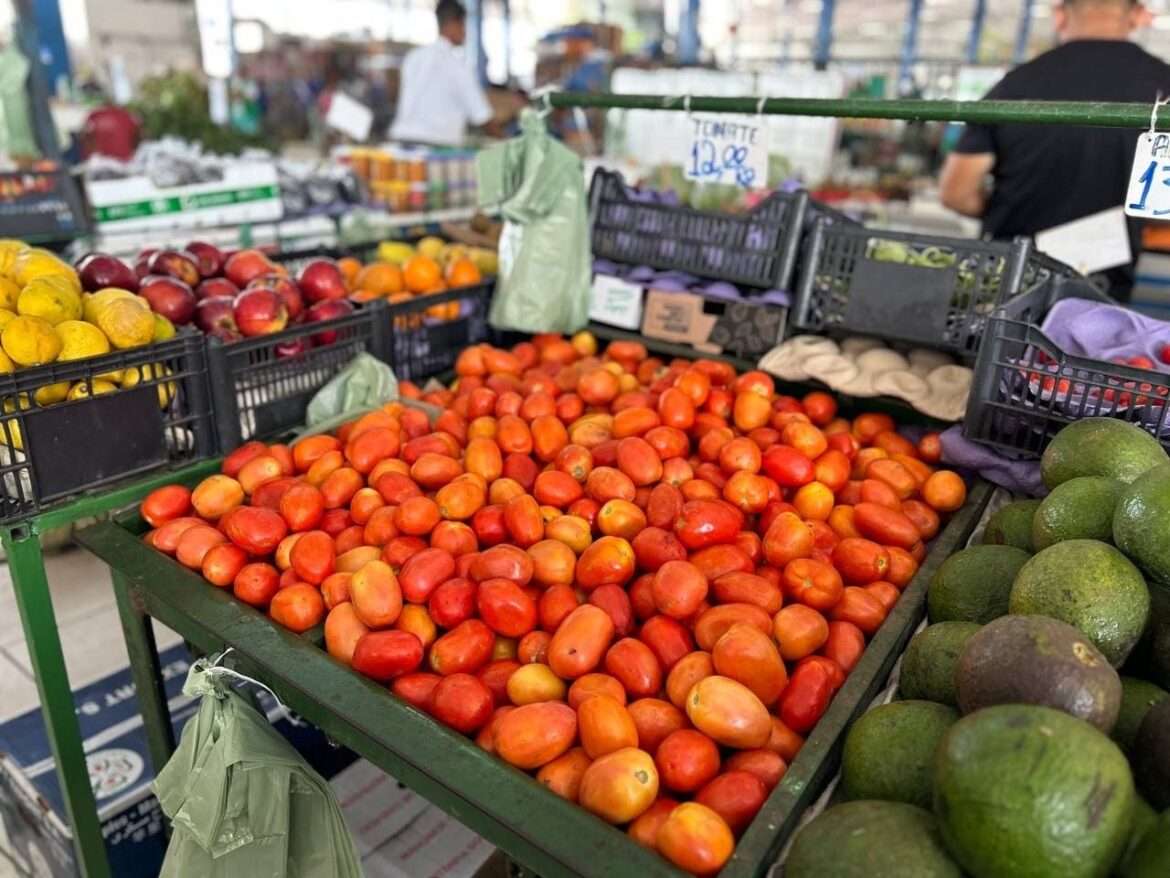 Prefeitura de Manaus sensibiliza permissionários de feiras para combate ao desperdício de alimentos