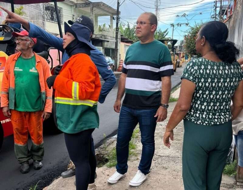 Rosivaldo Cordovil acompanha serviço de pavimentação no bairro Vila da Prata