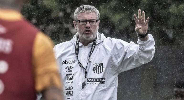 Pressionado, Odair Hellmann deixa futuro nas mãos da diretoria do Santos