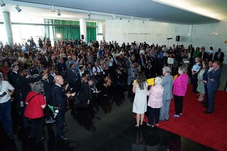 Ato público defende a democracia e o Parlamento, um mês após atos golpistas contra os Três Poderes