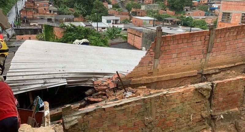 Muro desaba em quitinetes e deixa homem soterrado, na Zona Leste de Manaus