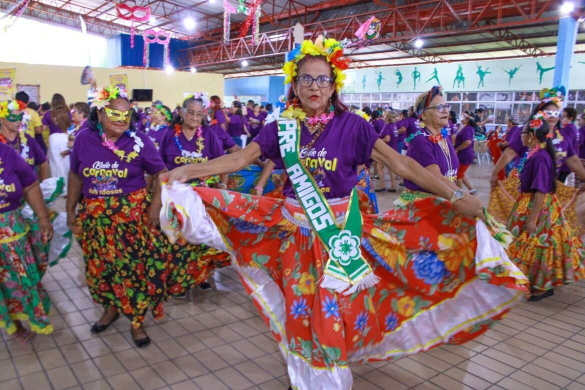 Carnaval de Manaus 2023: Idosos atendidos nos Cras se divertem em bloco de carnaval promovido pela Prefeitura de Manaus