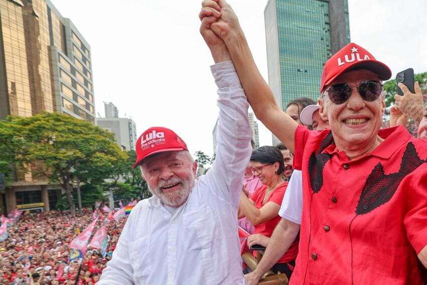 Lula vai dar a Chico Buarque prêmio que Bolsonaro se recusou a entregar