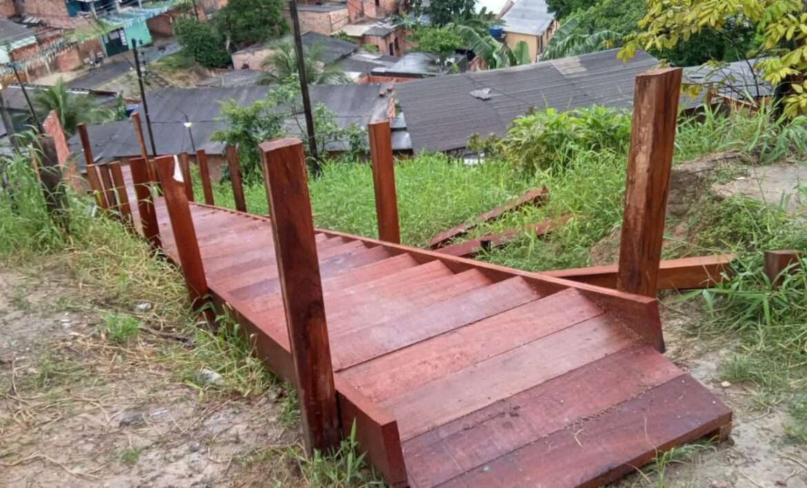 Prefeitura de Manaus constrói escada de madeira para levar acessibilidade a moradores do bairro Cidade de Deus