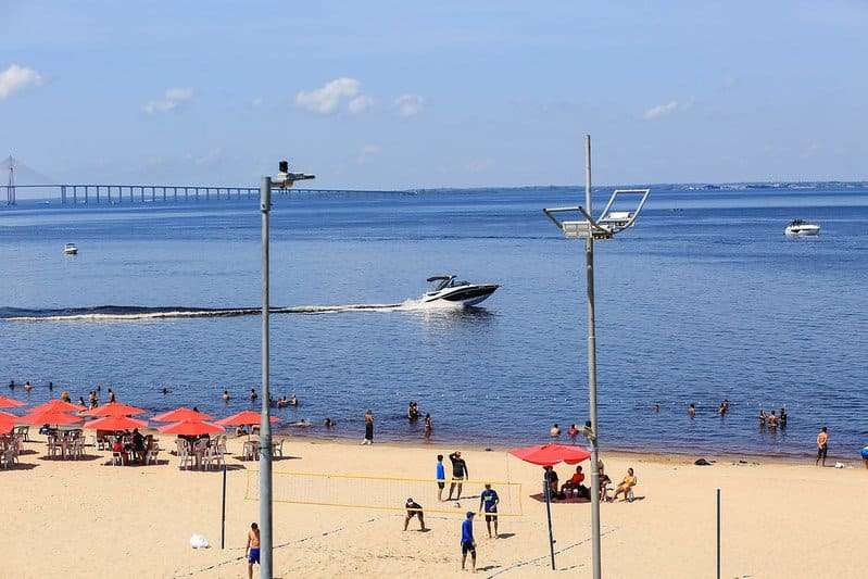 Prefeitura de Manaus alerta para distanciamento de embarcações na praia da Ponta Negra