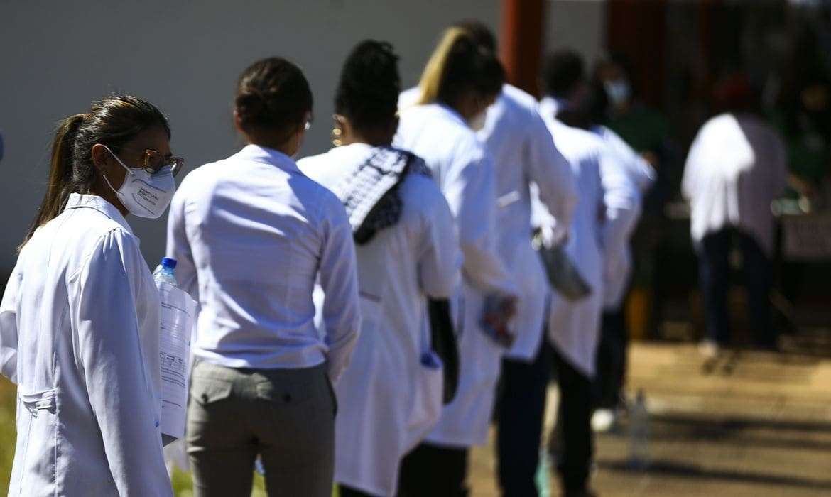 Brasil tem 546 mil médicos; proporção é de 2,56 por mil habitantes