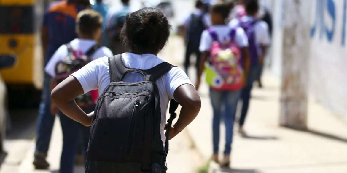 Mochilas pesadas podem causar problemas de saúde no futuro