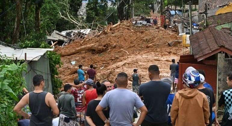 Após chuva recorde, litoral norte registra 36 mortos e mais de 1.730 desalojados