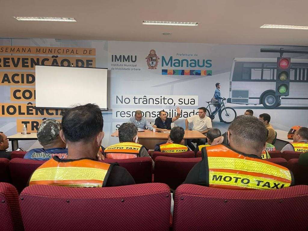 Prefeitura reúne com mototaxistas para discutir melhorias do serviço e redução de acidentes