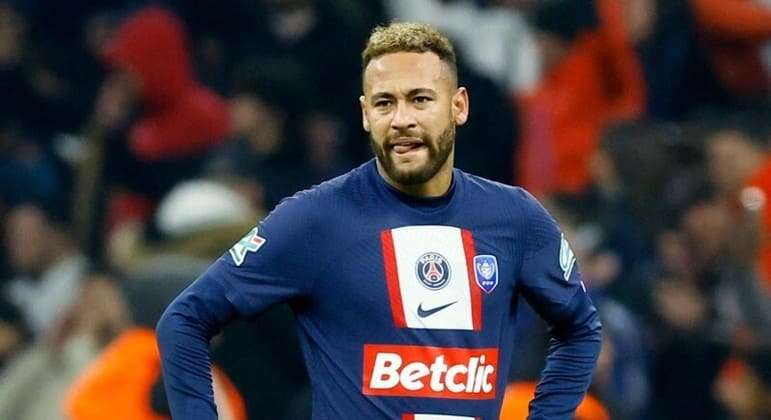 PSG planeja vender Neymar após briga no vestiário com diretor, diz jornal