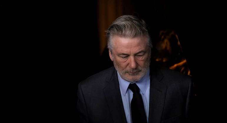 Alec Baldwin é formalmente acusado de homicídio involuntário devido a disparo no set de 'Rust'