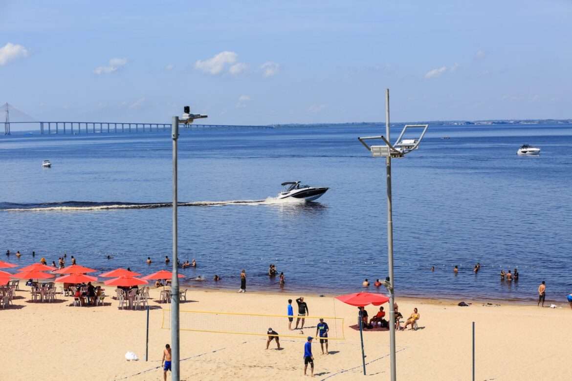 Prefeitura divulga regras da Ponta Negra de Manaus após banhistas serem vistos na água fora do horário permitido