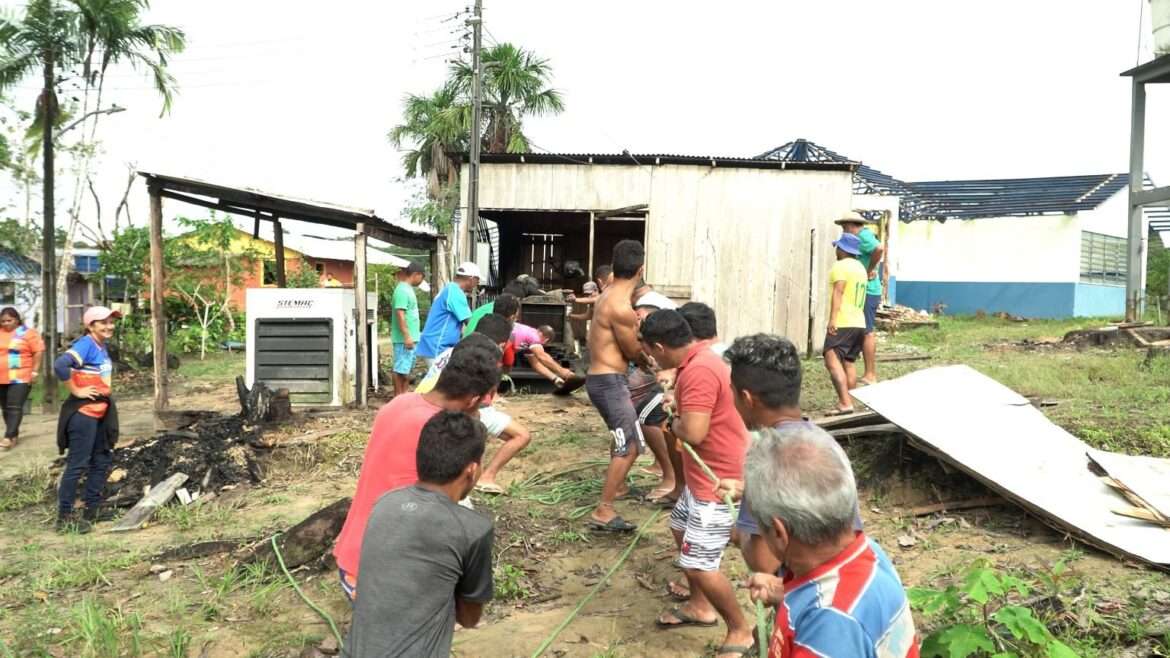 Mais duas escolas ribeirinhas da Prefeitura de Manaus recebem gerador de energia