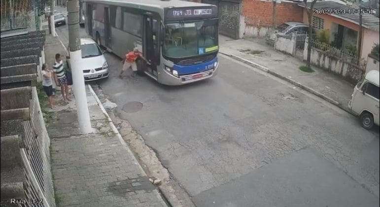 Após discussão, motorista arranca com tudo e ônibus atropela idoso na zona norte de São Paulo