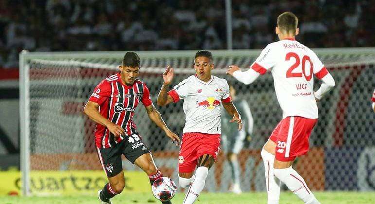 São Paulo leva virada em três minutos e perde para o Bragantino