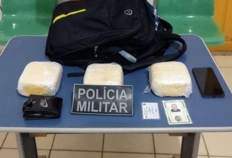 Homem é preso com drogas na mochila