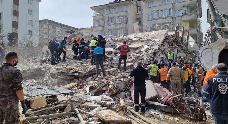 Novo terremoto de 5,6 de magnitude atinge a Turquia e deixa um morto e dezenas de feridos