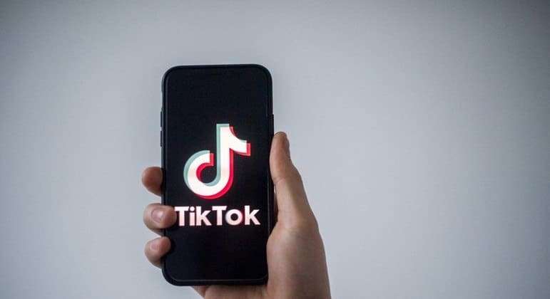 Comissão Europeia proíbe funcionários de usaram o TikTok em celulares oficiais