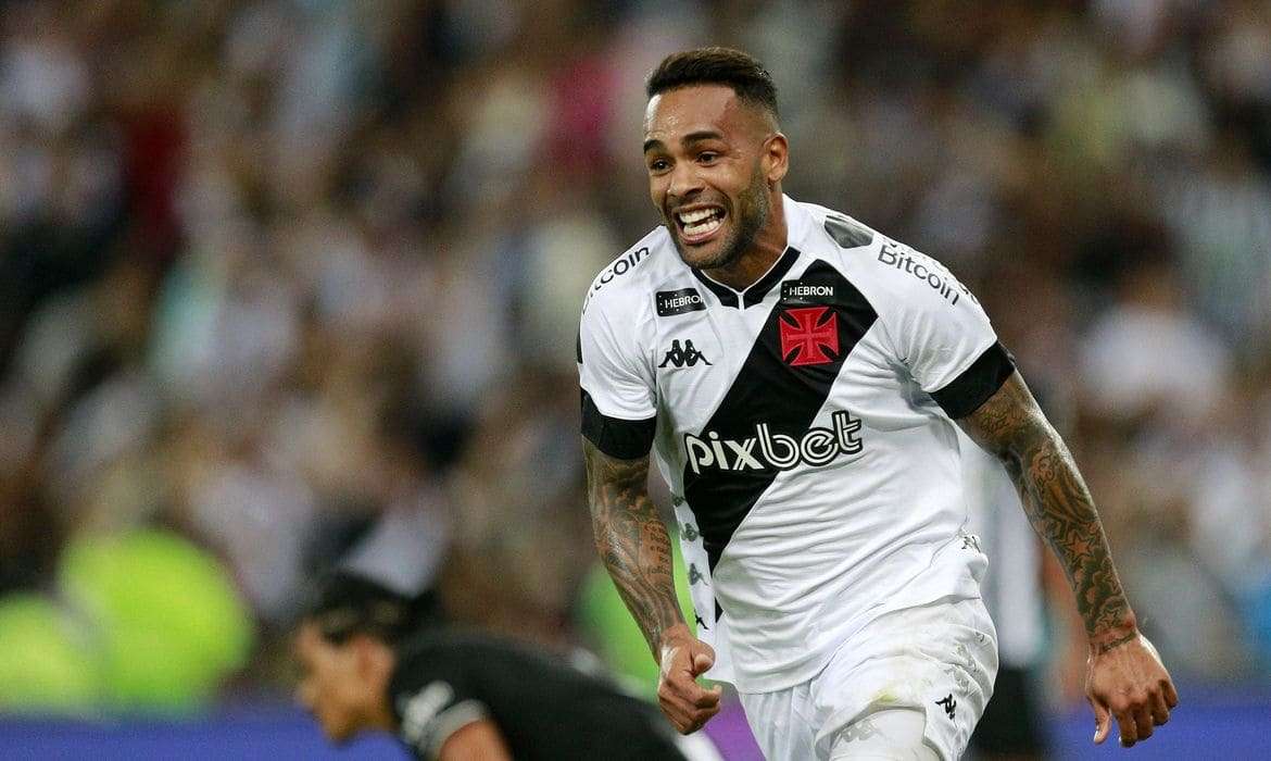 Vasco vence Botafogo no Maracanã para entrar no G4 do Carioca