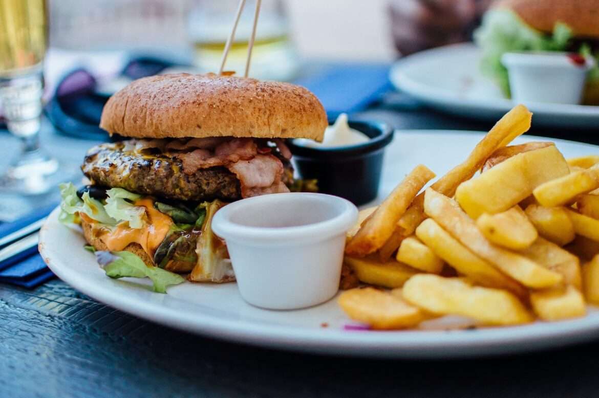 Câncer de intestino: saiba qual é a relação entre o consumo de alimentos ultraprocessados e a doença