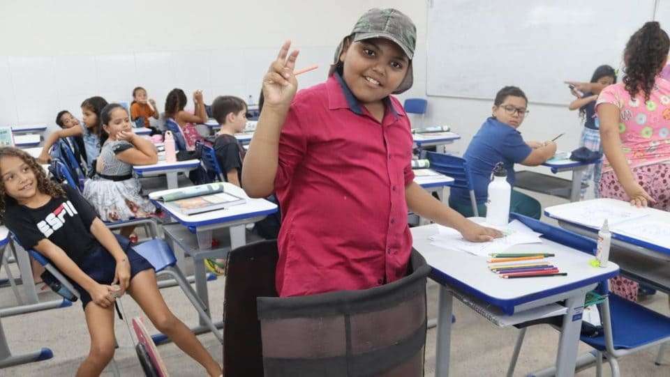 Professora faz barril do Chaves para aluno autista e ele interage com os colegas