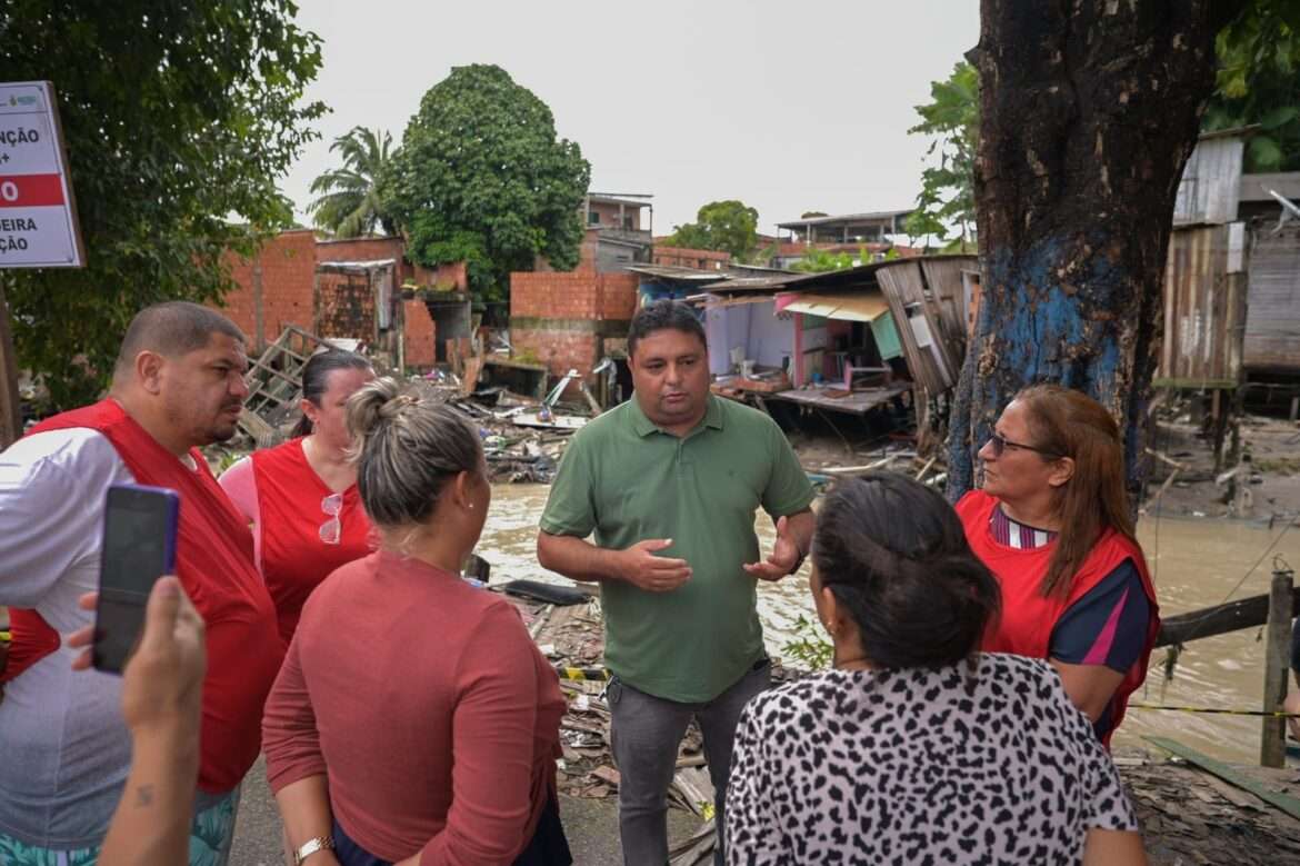 Caio André ouve demandas de famílias atingidas pelas chuvas e coloca parlamento à disposição da Prefeitura